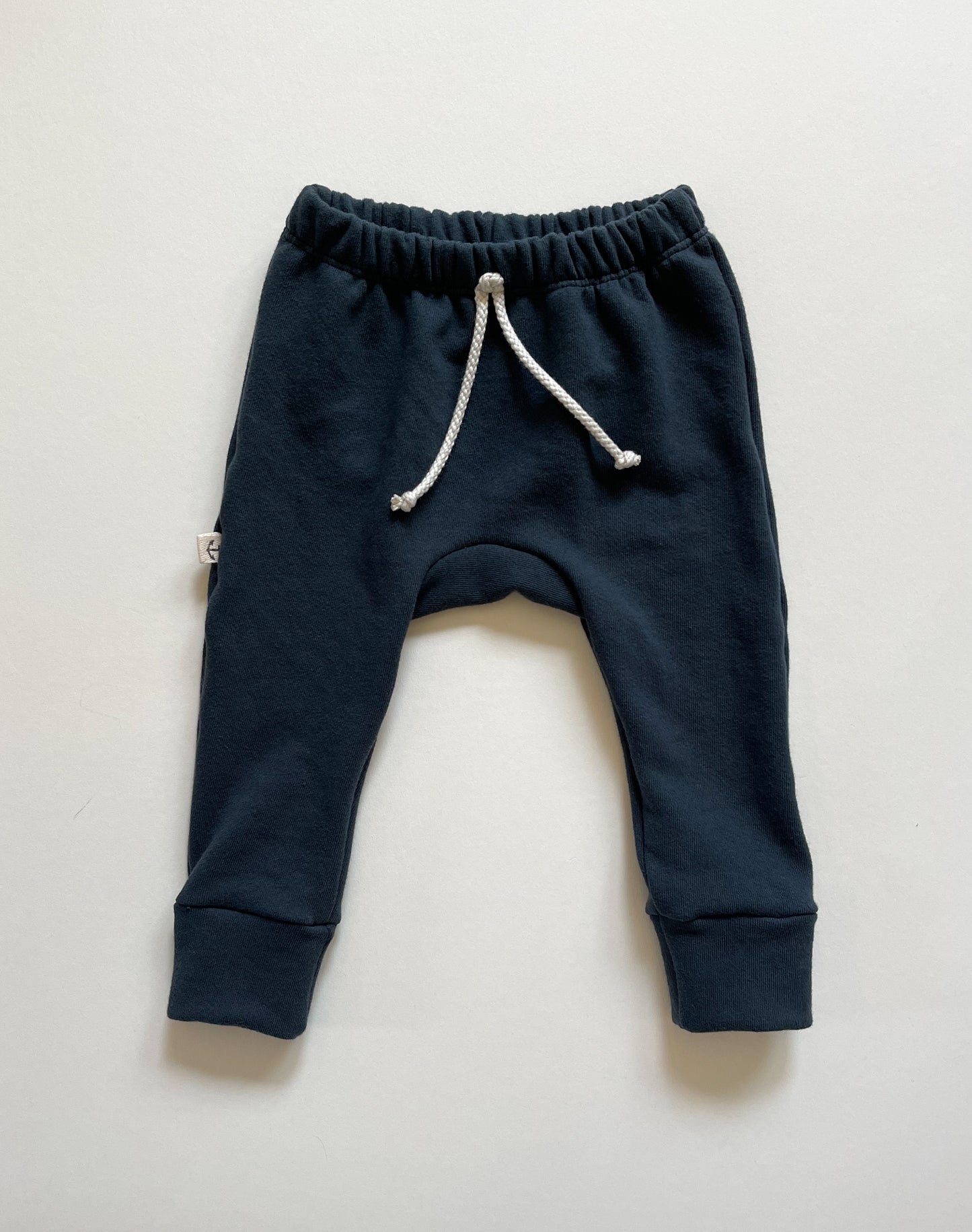 GUSSET SWEATS - BLACK SAND